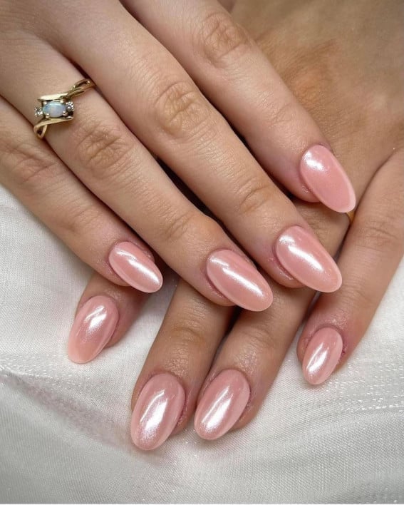 Medium Almond Soft Pink Pearlescent Shimmer Nails, нежно-розовый — Classy Hailey Bieber Nails