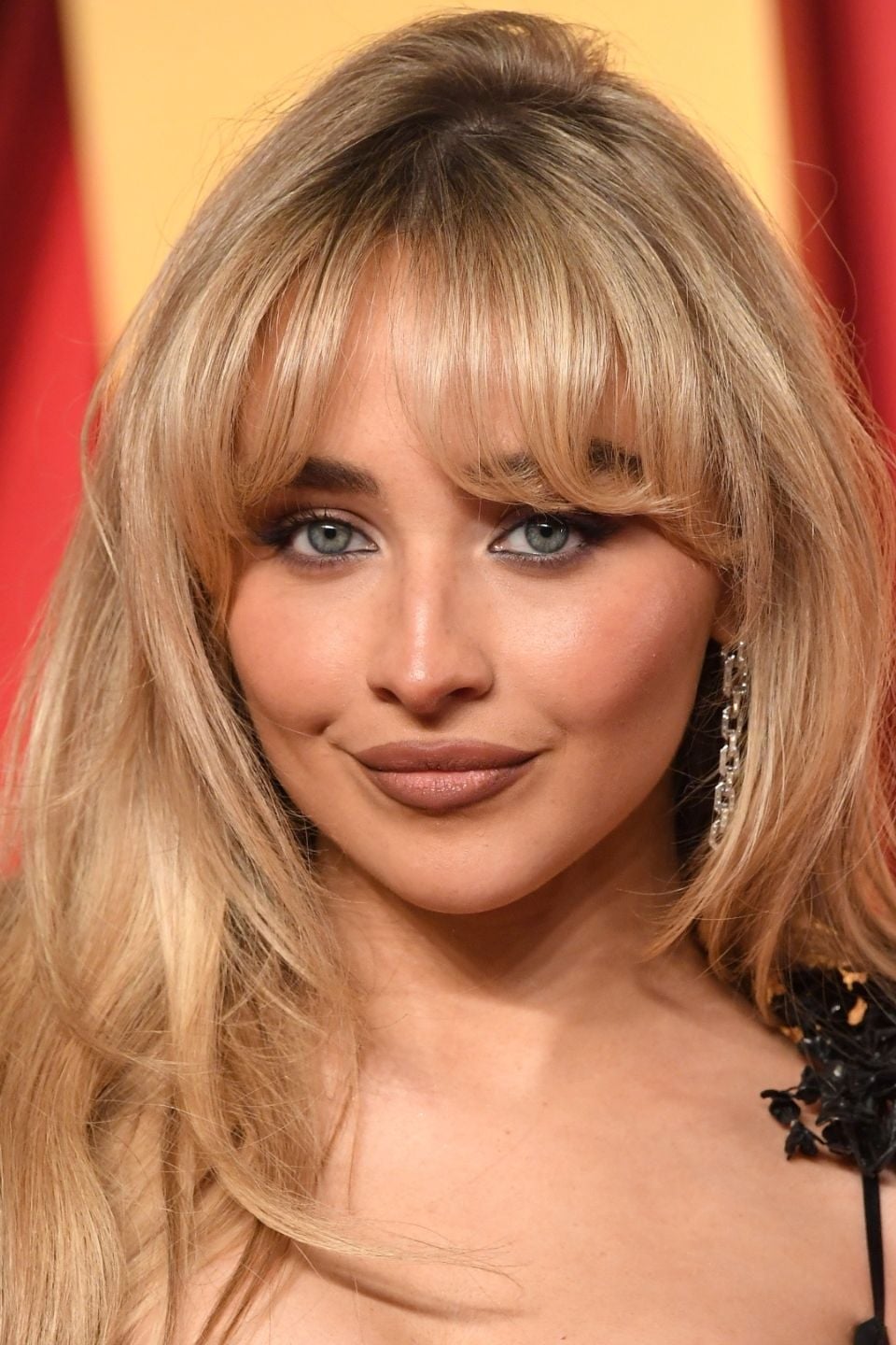 Collarbone Layers With Ash Blonde Highlights Collarbone Layers With Ash Blonde Highlights — Classy Hair for Round Face