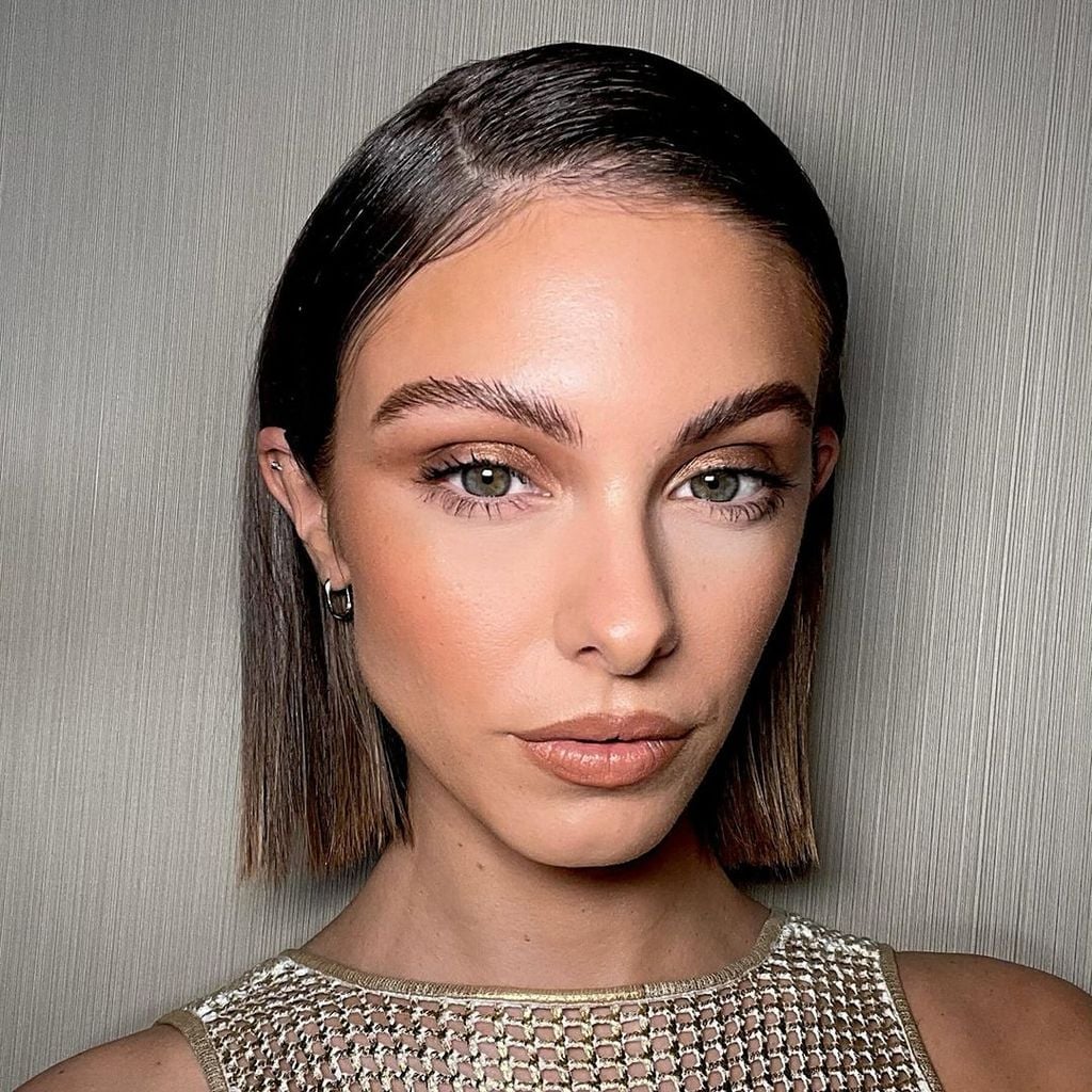 Blunt Chin Bob With Deep Side Part Blunt Chin Bob With Deep Side Part — Classy Hair Haircuts