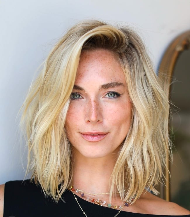 Collarbone Textured Lob Ash Blonde Balayage Collarbone Textured Lob Ash Blonde Balayage — Classy Hair Trends for Women
