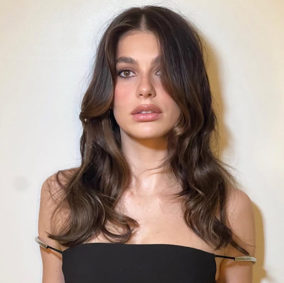 Mid Back Hair Long Face Framing Layers With Showcasing The Layered Cut Mid Back Hair Long Face Framing Layers With Showcasing The Layered Cut — Classy Hair Trends for Women