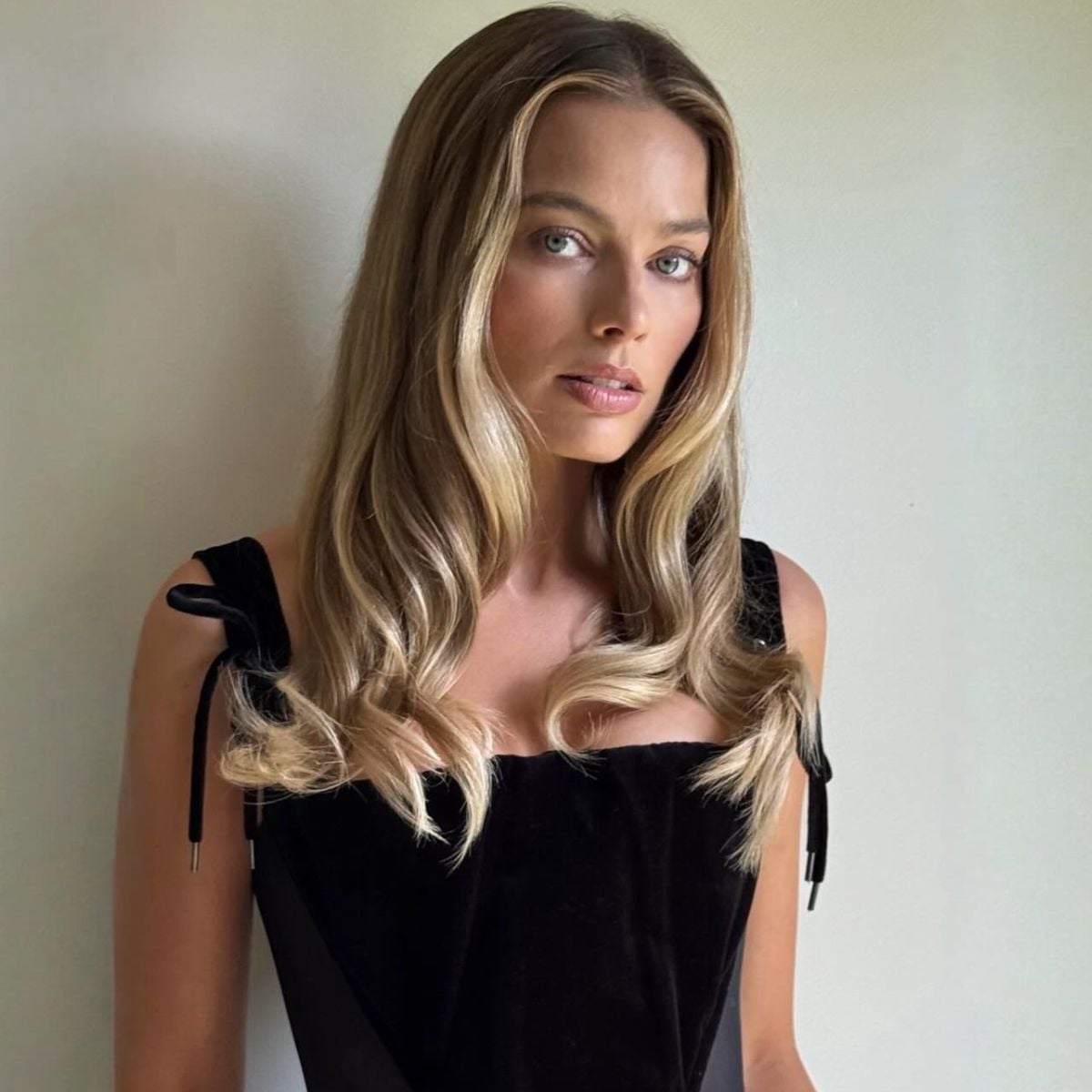Collarbone Lob With Curtain Bangs Blonde Balayage Collarbone Lob With Curtain Bangs Blonde Balayage — Classy Hair Trends for Women