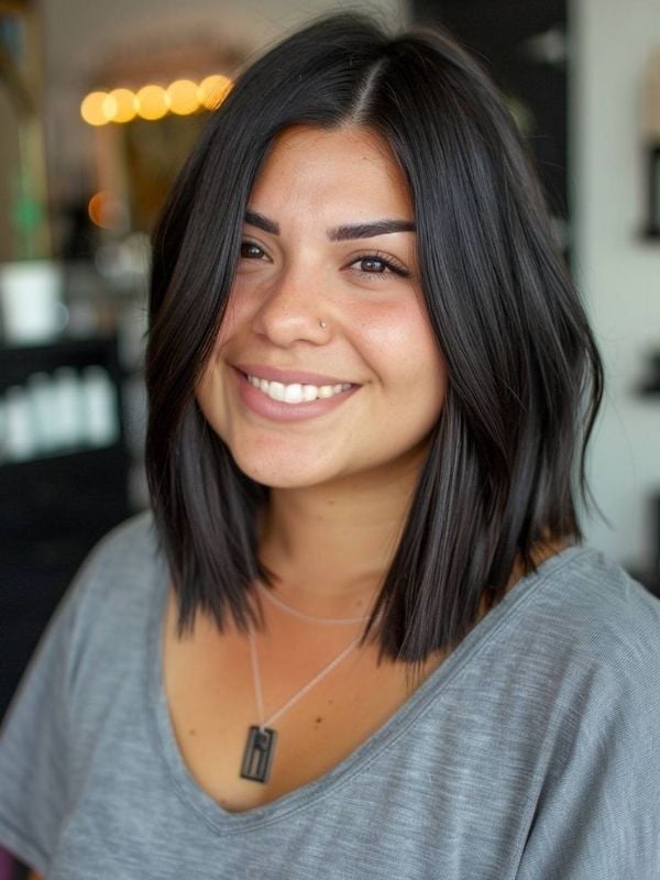 Blunt Collarbone Bob With Subtle Highlights — Classy Haircuts for Round Face
