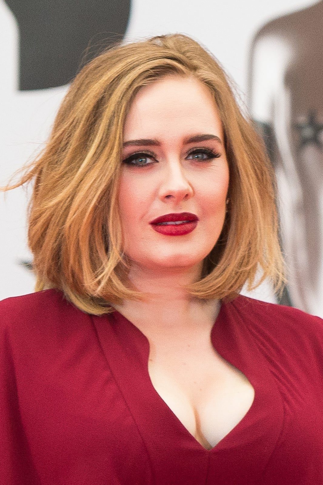Chin Length Bob With Inward Curl And Light Brown Highlights — Classy Haircuts for Round Face