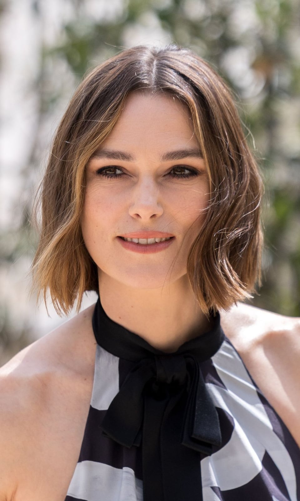 Chin Length Bob With Soft Waves, Side Chin Length Bob With Soft Waves, Side — Classy Haircuts for Wavy Hair