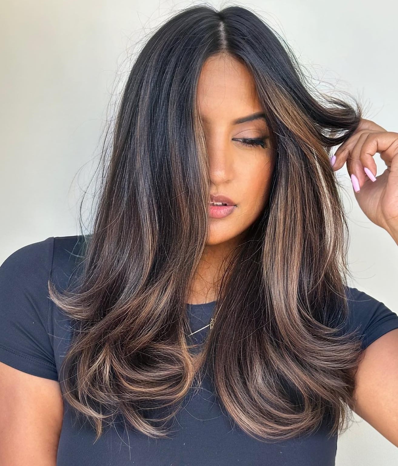 Mid-Back Dark Brown With Lighter Brown Highlights, Close-Up Take Mid-Back Dark Brown With Lighter Brown Highlights, Close-Up Take — Classy Highlights on Dark Brown