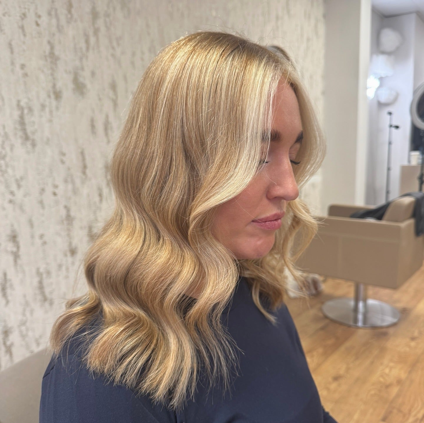 Collarbone Waves With Honey Blonde Face-Framing and Curtain Bangs Collarbone Waves With Honey Blonde Face-Framing and Curtain Bangs — Classy Honey Blonde