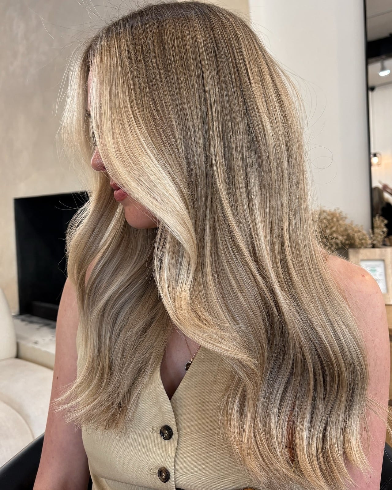 Collarbone Ash Blonde With Face-Framing Pieces Collarbone Ash Blonde With Face-Framing Pieces — Classy Honey Blonde
