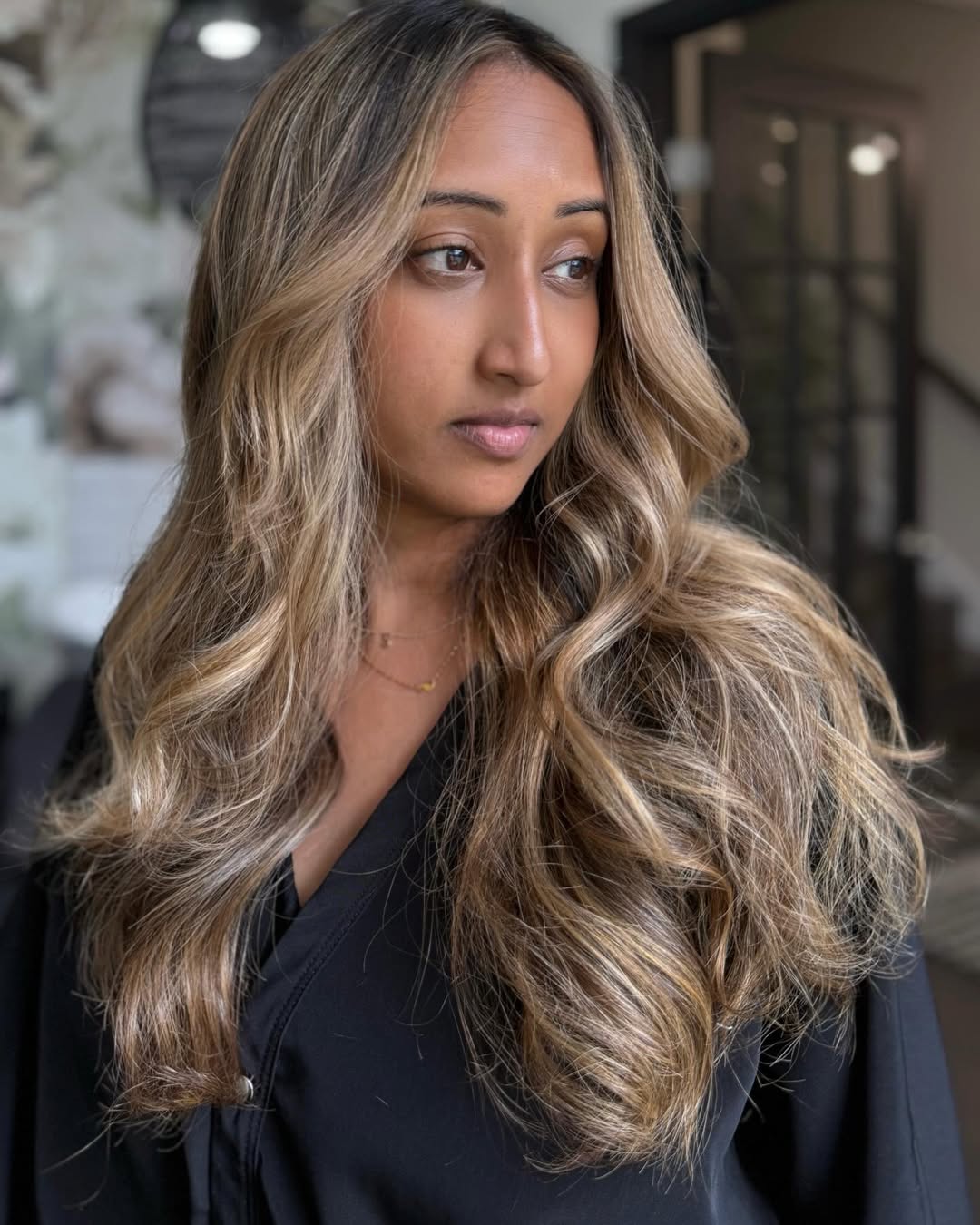 Mid-Back Wavy Hair With Dark Blonde Base Mid-Back Wavy Hair With Dark Blonde Base — Classy Honey Blonde Highlights