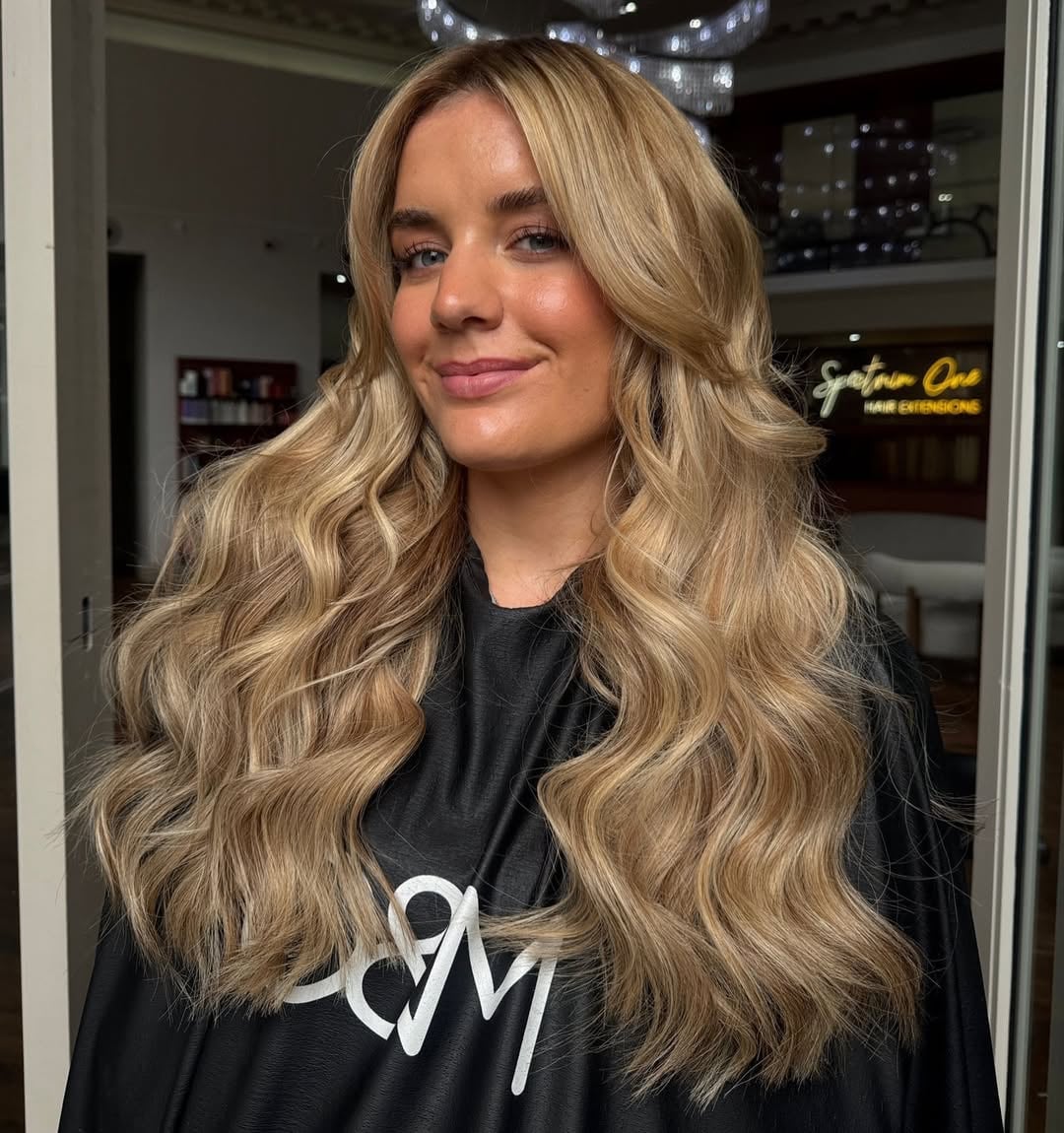 Mid-Back Fine Wavy Hair With Honey Highlights and Curtain Bangs Mid-Back Fine Wavy Hair With Honey Highlights and Curtain Bangs — Classy Honey Blonde Highlights
