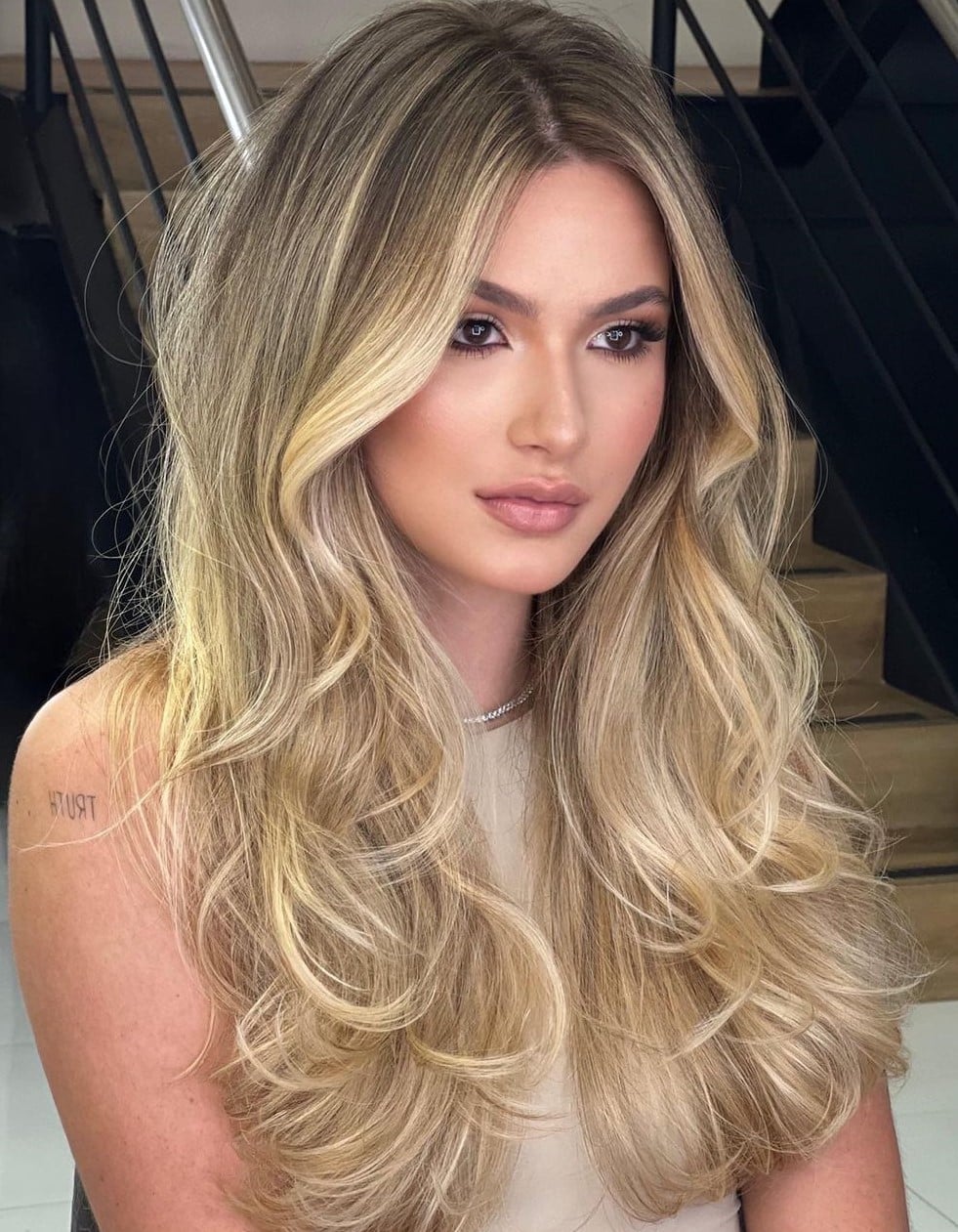 Mid-Back Waves With Prominent Honey Blonde Highlights Mid-Back Waves With Prominent Honey Blonde Highlights — Classy Honey Blonde Highlights