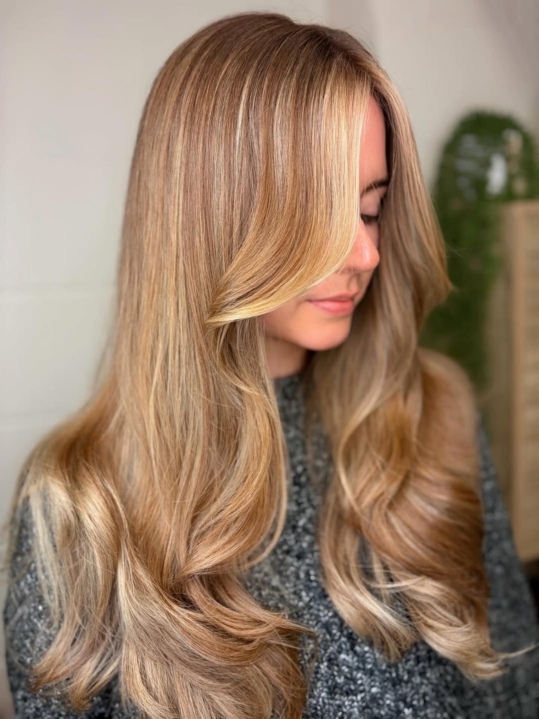 Long Wavy Hair With Subtle Honey Blonde Highlights Long Wavy Hair With Subtle Honey Blonde Highlights — Classy Honey Blonde Highlights