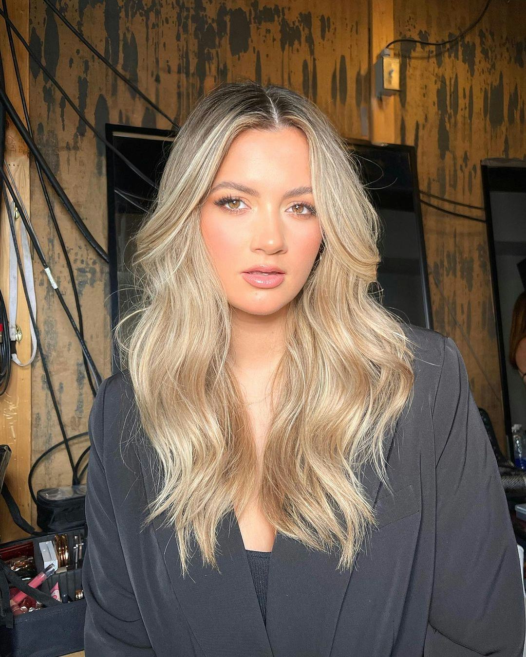 Mid-Back Waves With Face-Framing Blonde Pieces Mid-Back Waves With Face-Framing Blonde Pieces — Classy Honey Blonde Highlights
