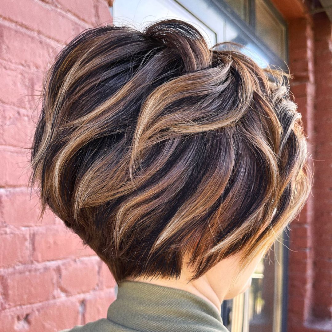 Short Layered Bob With Honey Highlights — Classy Honey Brown Highlights