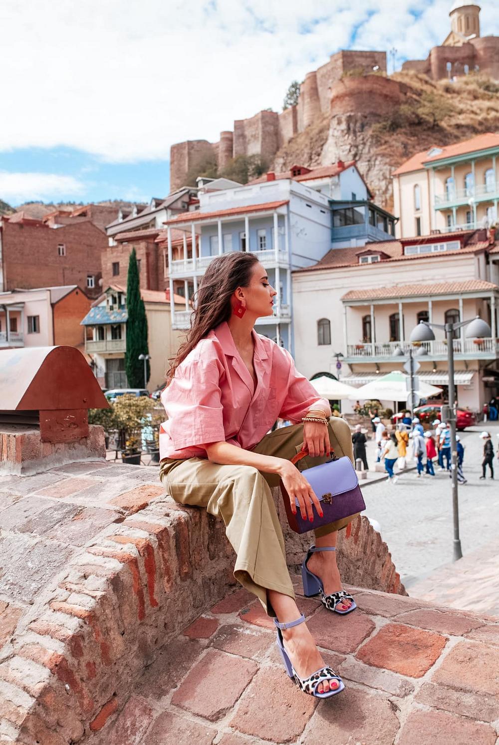Pink Oversized Shirt With Olive Green Wide-Leg Trousers Pink Oversized Shirt With Olive Green Wide-Leg Trousers — Classy Hot Weather Outfits