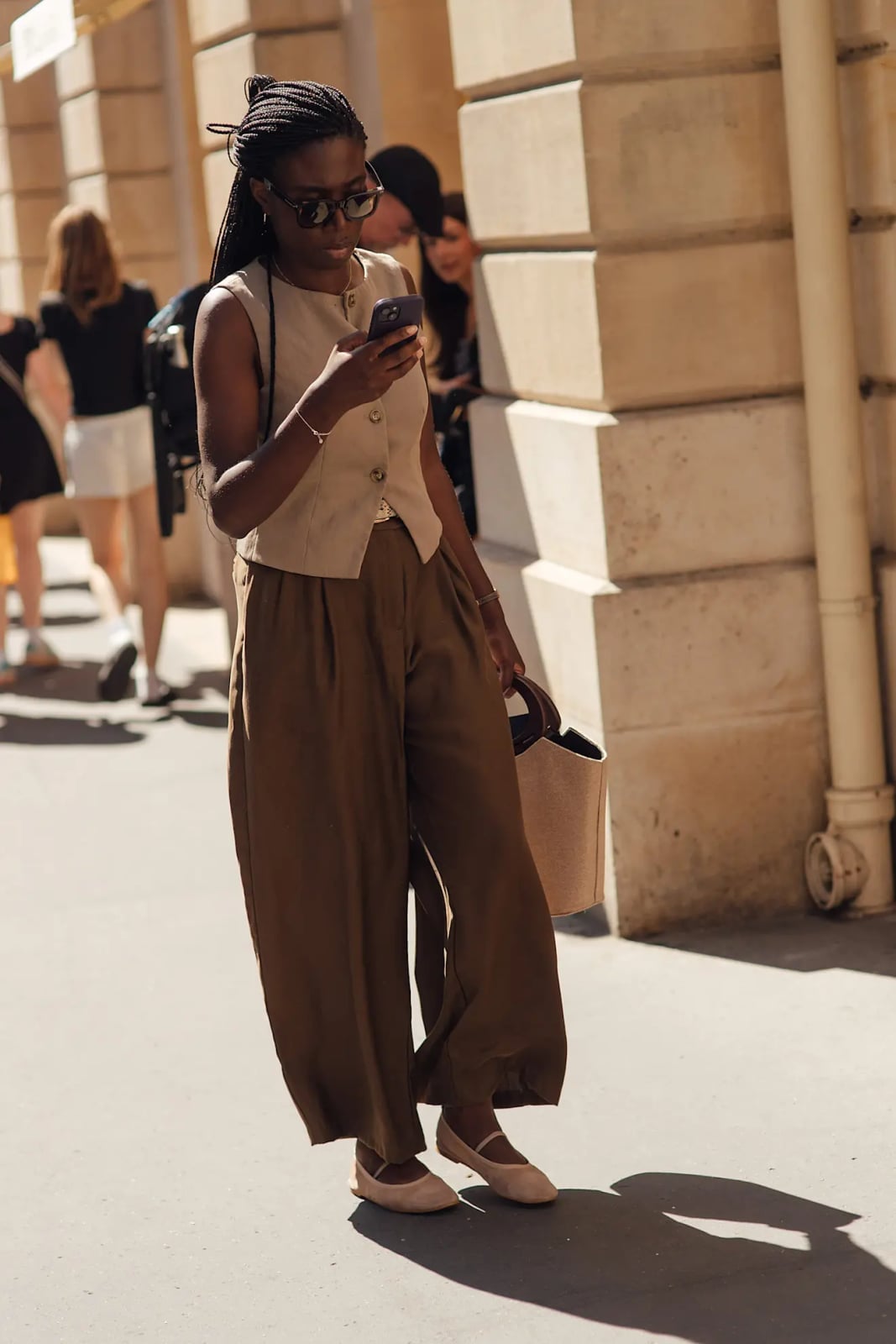 Beige Vest With Taupe Wide-Leg Trousers and Ballet Flats Beige Vest With Taupe Wide-Leg Trousers and Ballet Flats — Classy Hot Weather Outfits