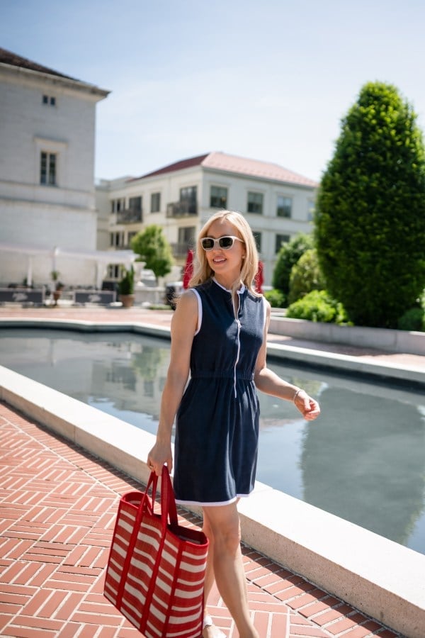 Navy Sleeveless Zip-Up Dress With White Sneakers Navy Sleeveless Zip-Up Dress With White Sneakers — Classy Hot Weather Outfits