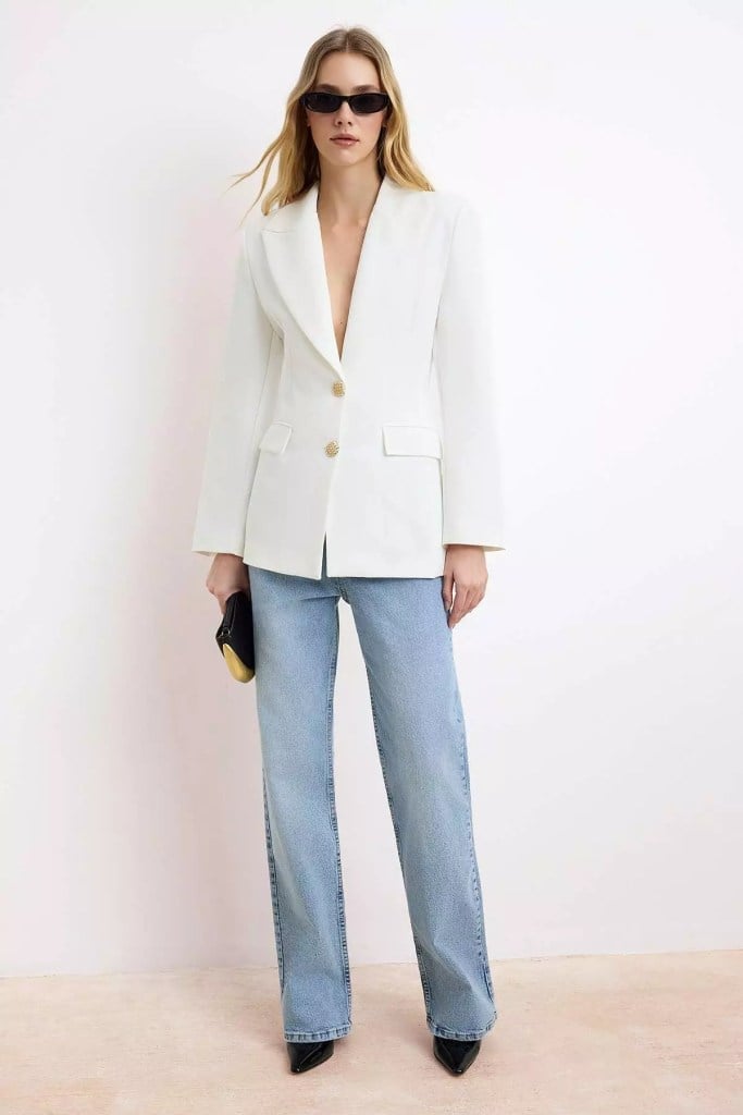 White Oversized Blazer With Light Blue Jeans White Oversized Blazer With Light Blue Jeans — Classy Hot Weather Outfits