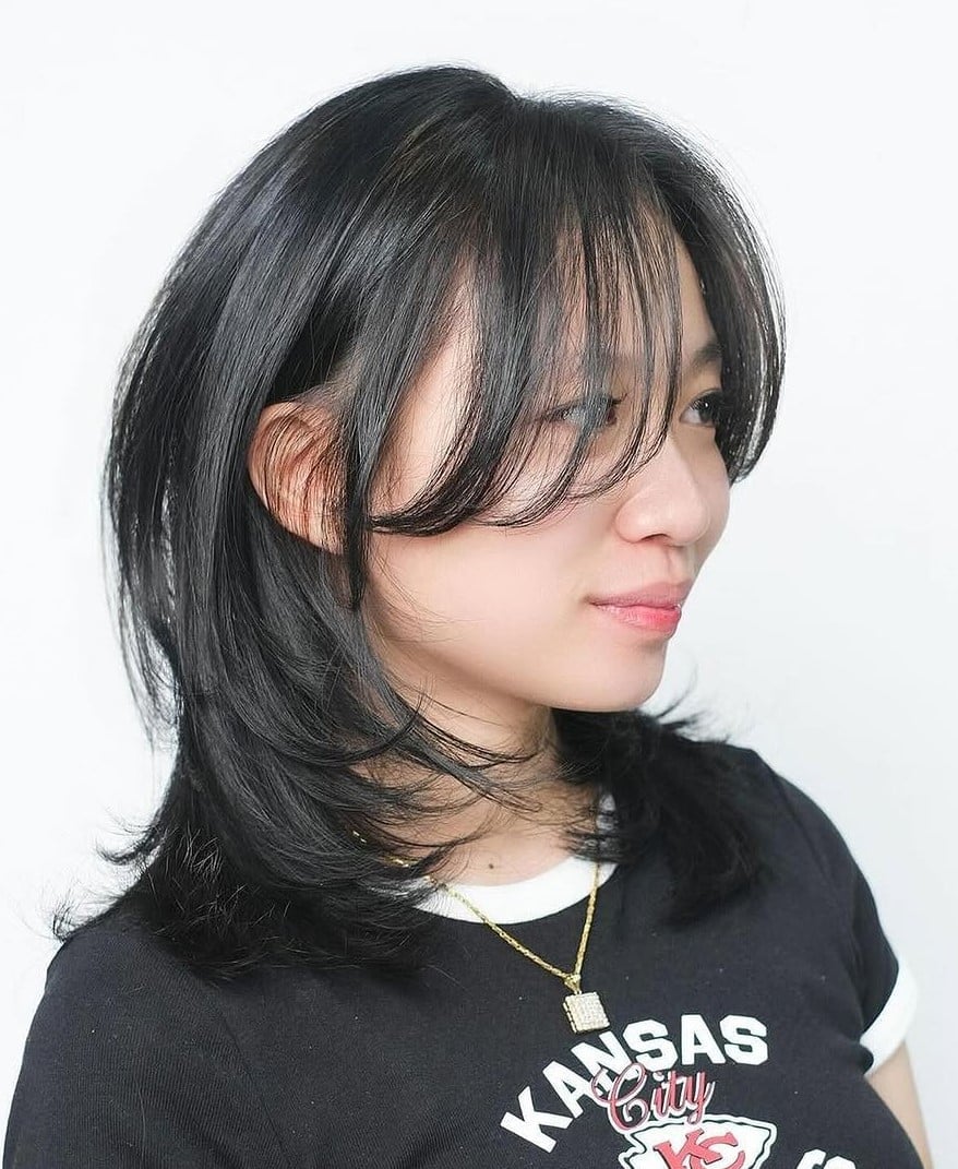Black T-shirt With White Collar And Layered Hair Black T-shirt With White Collar And Layered Hair — Classy Hush Cut