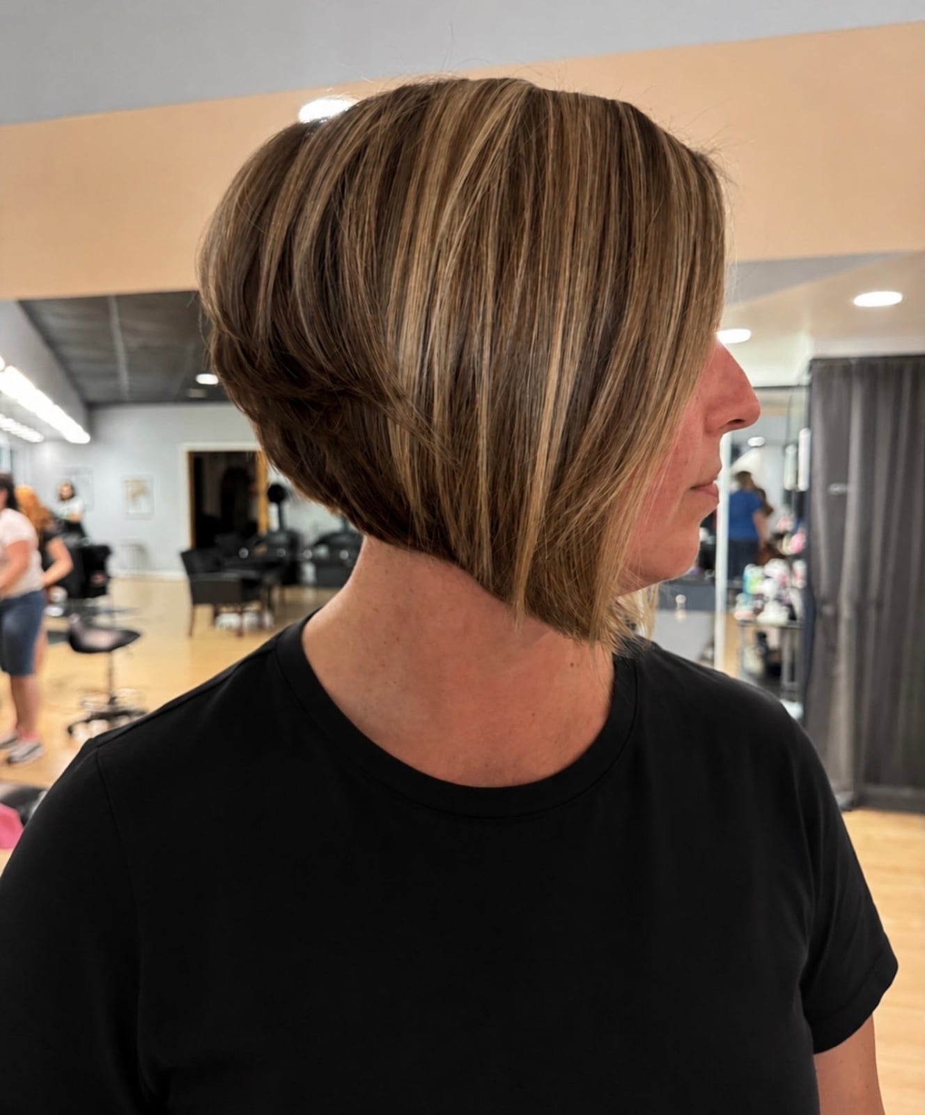 Collarbone Brown Inverted Bob With Highlights — Classy Inverted Bob