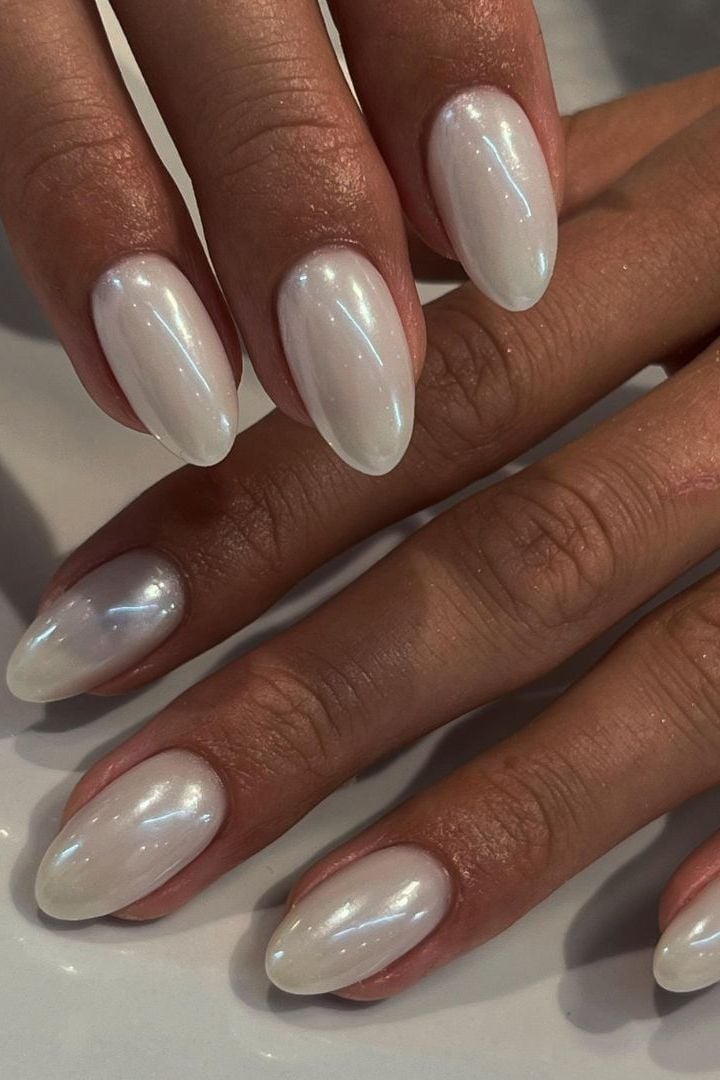 White Pearlescent Shimmer Short Oval Nails White Pearlescent Shimmer Short Oval Nails — Classy Iridescent Nails