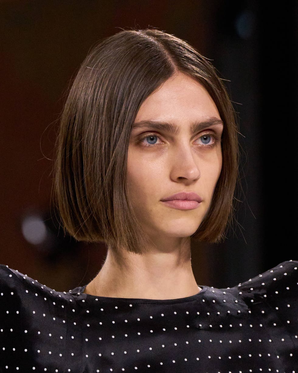 Sharp Blunt Bob With Middle Part Sharp Blunt Bob With Middle Part — Classy Japan Hairstyles