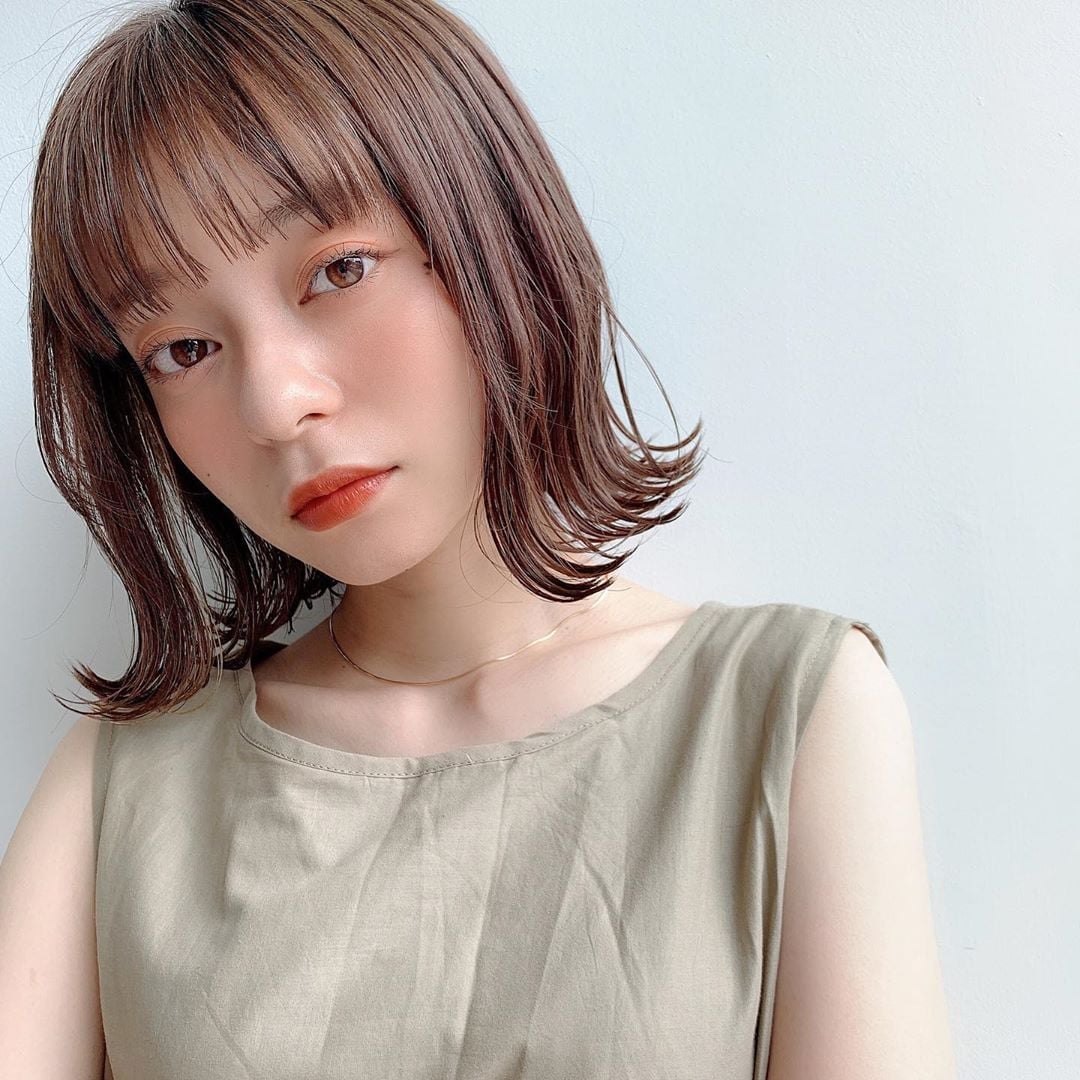 Wavy Chin Bob With Blunt Bangs, Medium Brown Wavy Chin Bob With Blunt Bangs, Medium Brown — Classy Japan Hairstyles