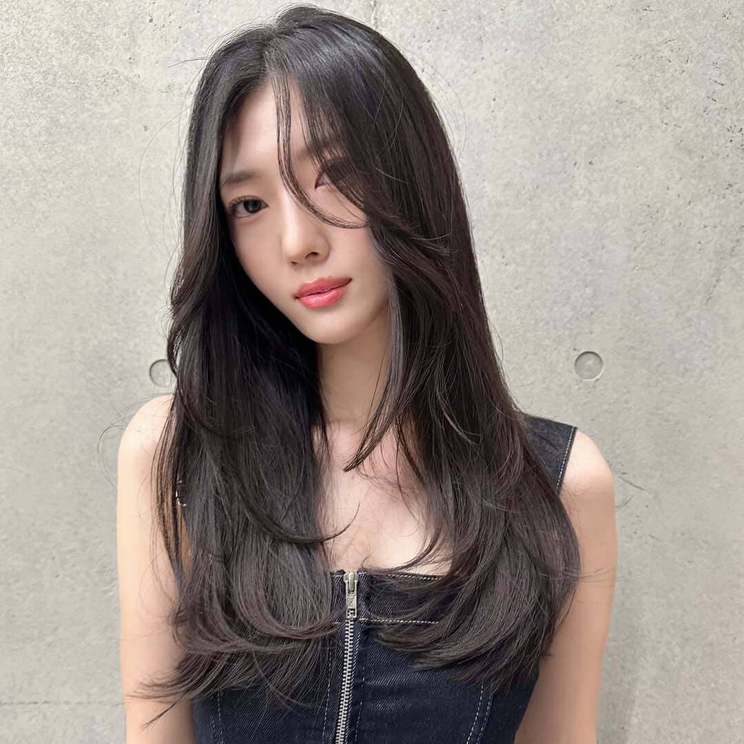 Mid-Back Layered Blowout With Curtain Bangs Mid-Back Layered Blowout With Curtain Bangs — Classy Japan Hairstyles