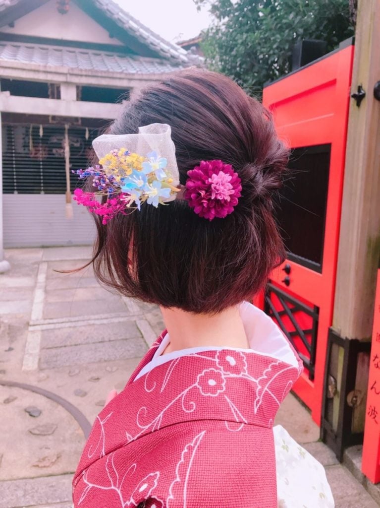 Short Bob Updo With Floral Accessory Short Bob Updo With Floral Accessory — Classy Japan Hairstyles