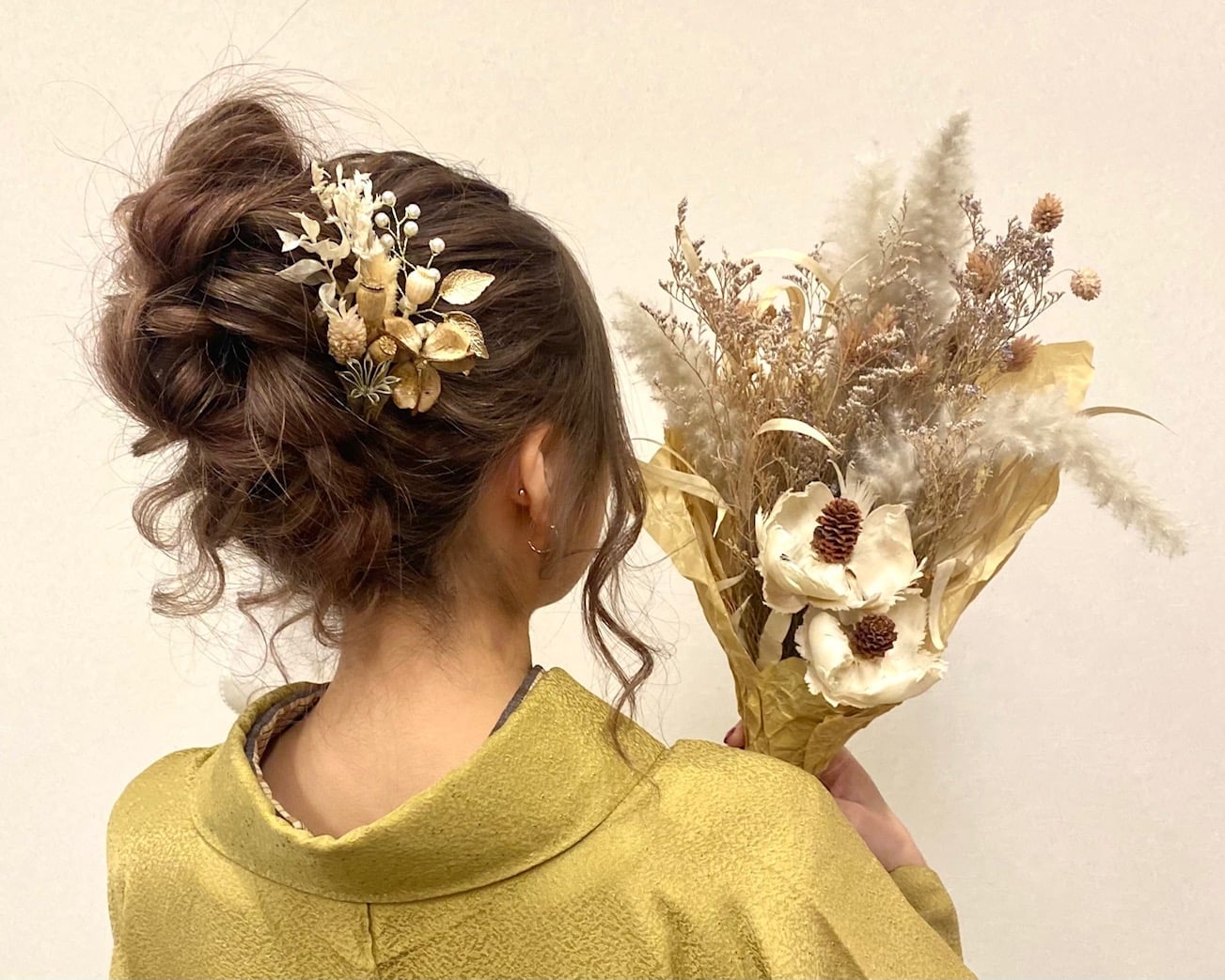 Fine Wavy Updo With Golden Hairpiece Fine Wavy Updo With Golden Hairpiece — Classy Japan Hairstyles
