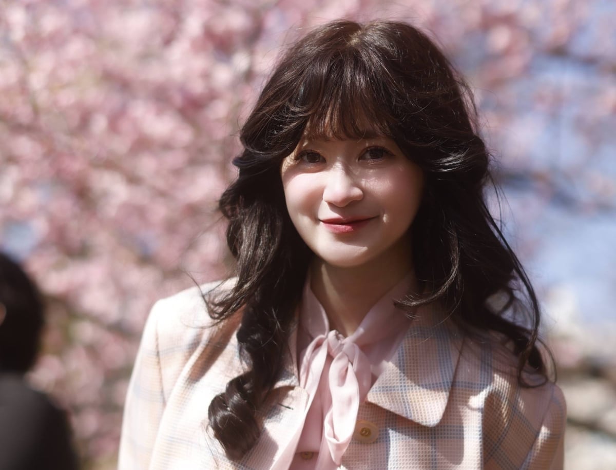 Mid-Back Loose Waves With Curtain Bangs Mid-Back Loose Waves With Curtain Bangs — Classy Japan Hairstyles