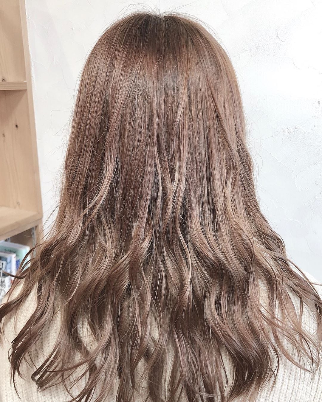 Mid-Back Layered Blowout With Bangs, Close-Up Take Mid-Back Layered Blowout With Bangs, Close-Up Take — Classy Japan Hairstyles