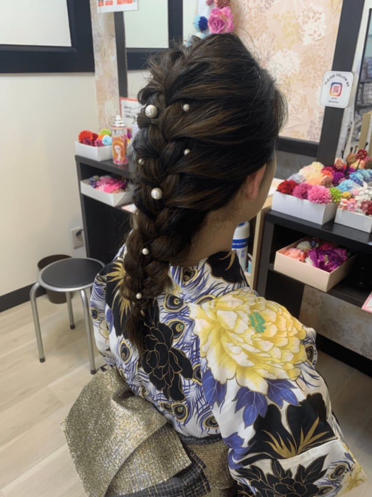 Low Bun With Vibrant Floral Ornament Low Bun With Vibrant Floral Ornament — Classy Japanese Hairstyles