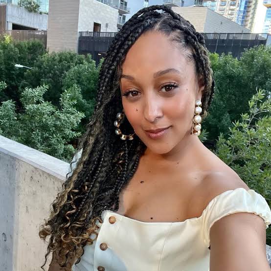 Mid-Back Dark Brown Knotless Braids Wavy Ends Baby Hairs Mid-Back Dark Brown Knotless Braids Wavy Ends Baby Hairs — Classy Knotless Braids