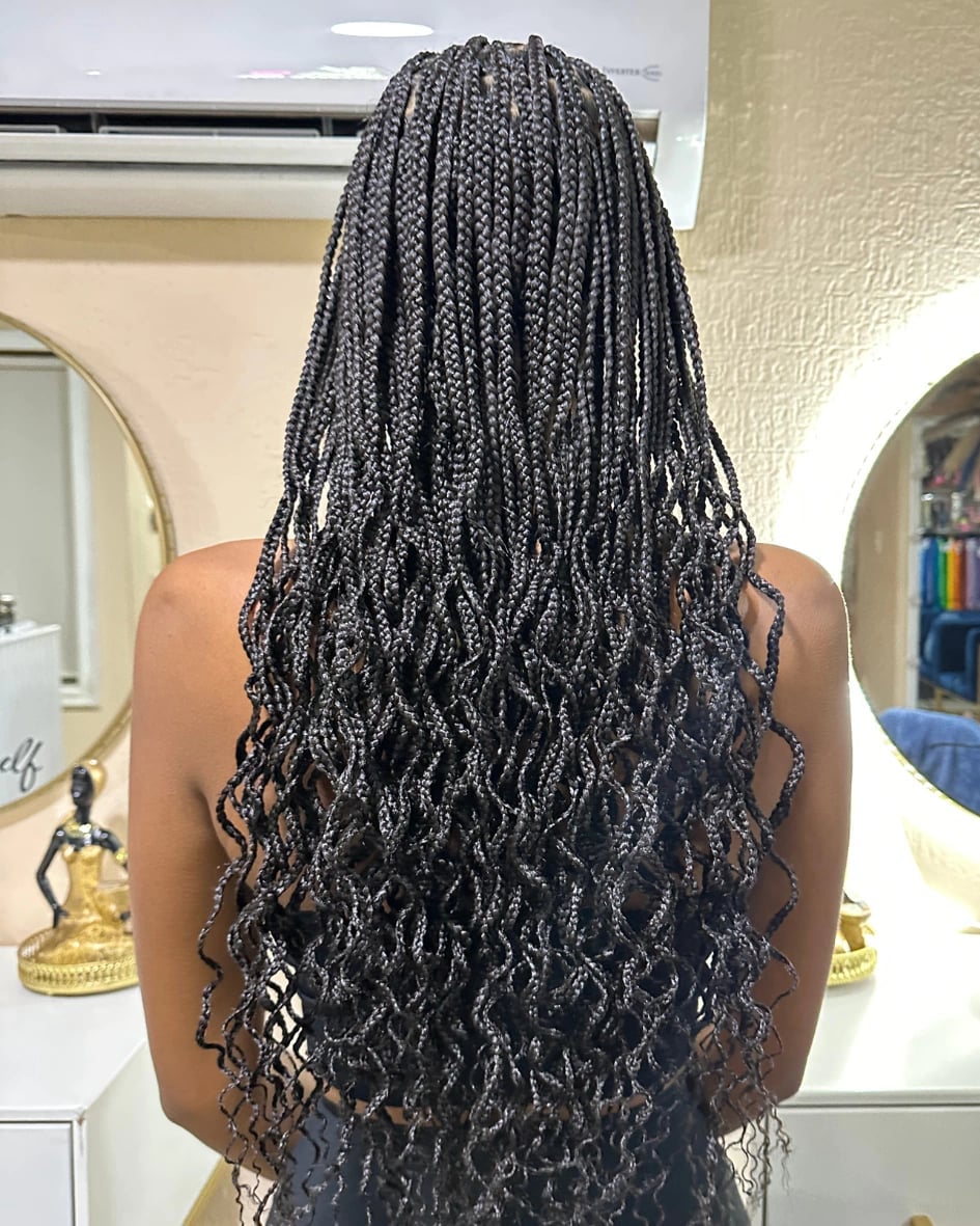 Mid-Back Knotless Braids With Loose Curls, Close-Up Take Mid-Back Knotless Braids With Loose Curls, Close-Up Take — Classy Knotless Hairstyles