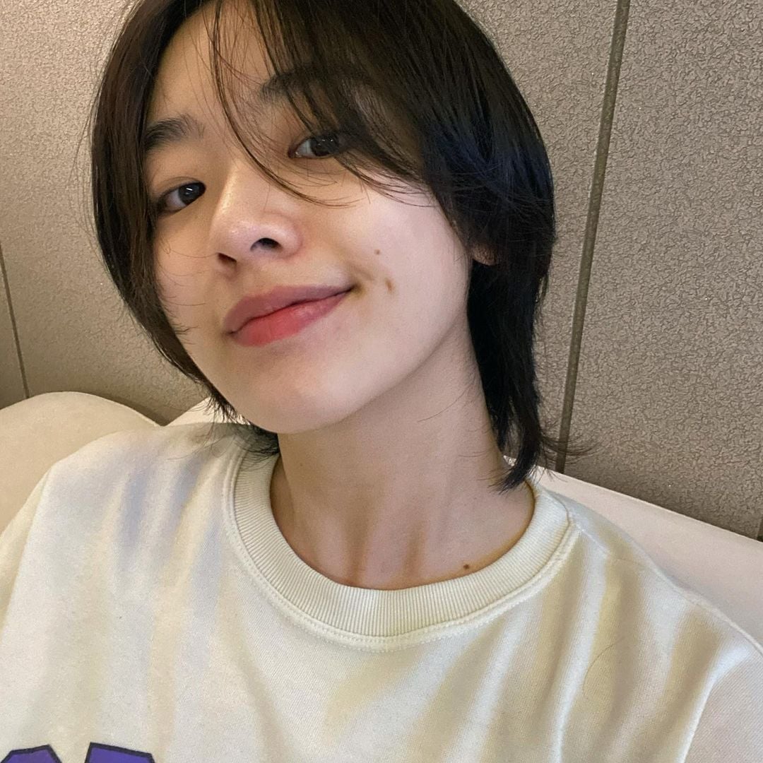 Mid-Back Layers With Long Face-Framing Fringe Mid-Back Layers With Long Face-Framing Fringe — Classy Korean Hair