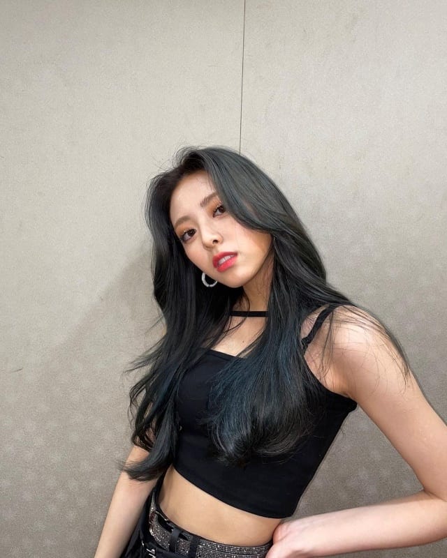 Mid-Back Length With Blunt Fringe Mid-Back Length With Blunt Fringe — Classy Korean Haircuts