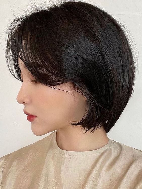 Chin Length Bob With Wispy Bangs, Wavy Chin Length Bob With Wispy Bangs, Wavy — Classy Korean Haircuts