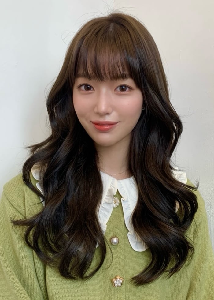 Mid-Back Straight Hair With Curtain Bangs Mid-Back Straight Hair With Curtain Bangs — Classy Korean Haircuts