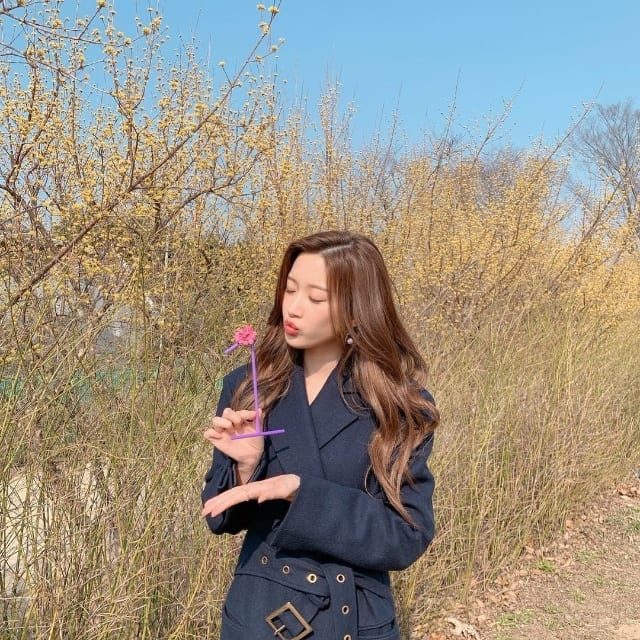 Mid-Back Layers With Full Fringe and Dark Brown With Subtle Highlights Mid-Back Layers With Full Fringe and Dark Brown With Subtle Highlights — Classy Korean Haircuts