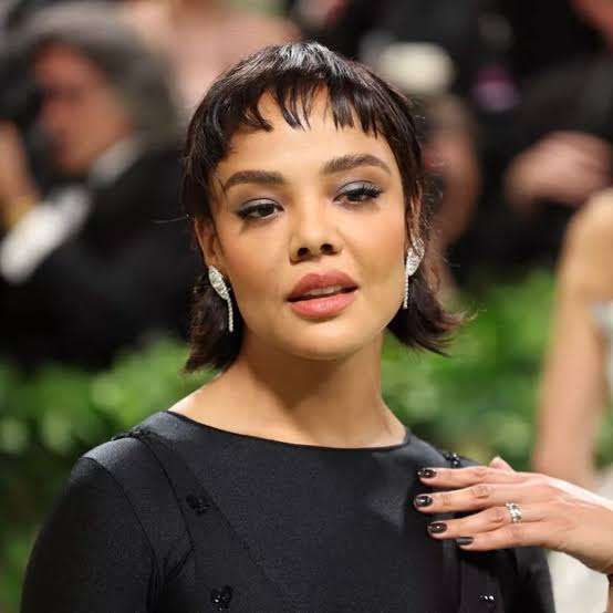 Collarbone Shag With Curtain Bangs Collarbone Shag With Curtain Bangs — Classy Latina Hairstyles