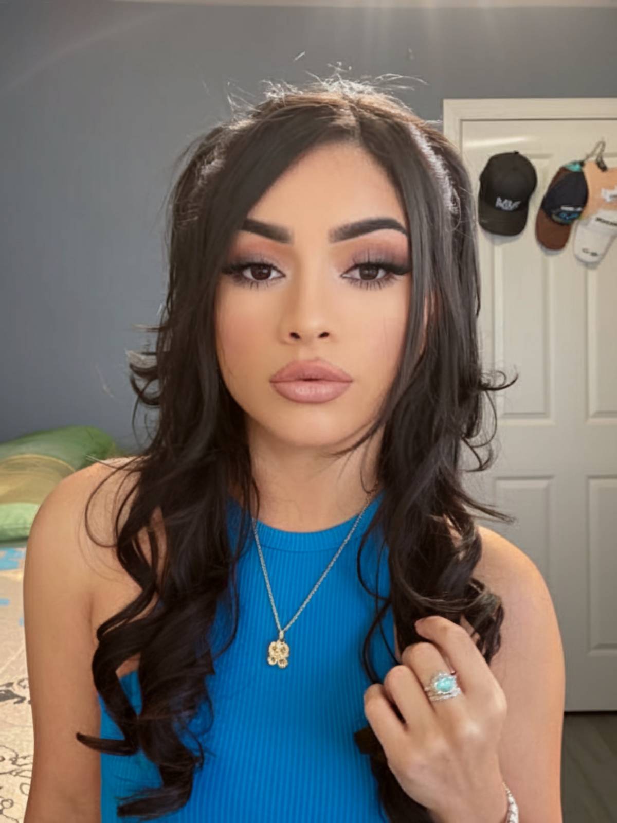 Mid-Back Loose Curls With Face-Framing Mid-Back Loose Curls With Face-Framing — Classy Latina Hairstyles