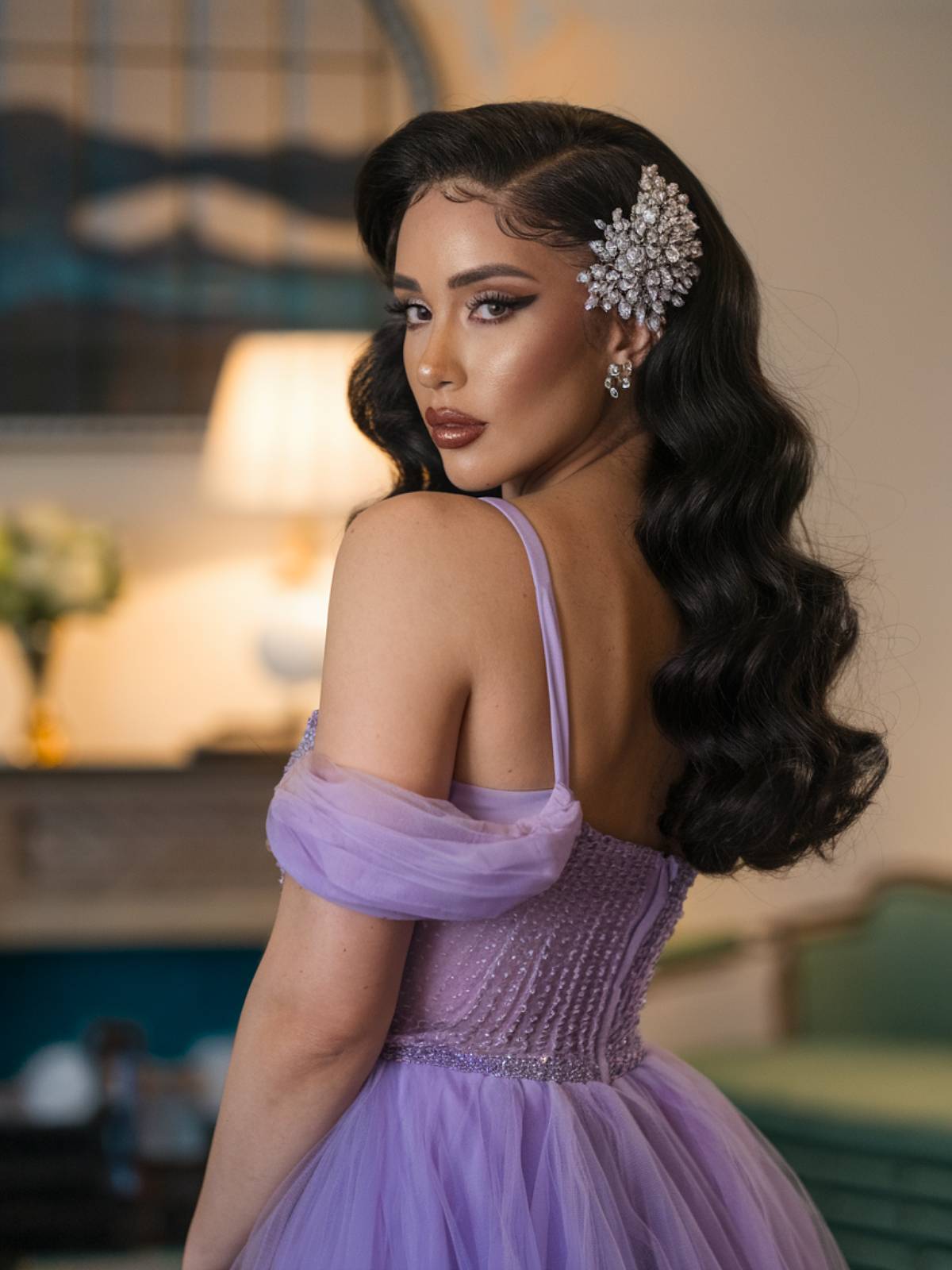 Elegant Vintage Waves With Side-Swept Bangs Elegant Vintage Waves With Side-Swept Bangs — Classy Latina Hairstyles