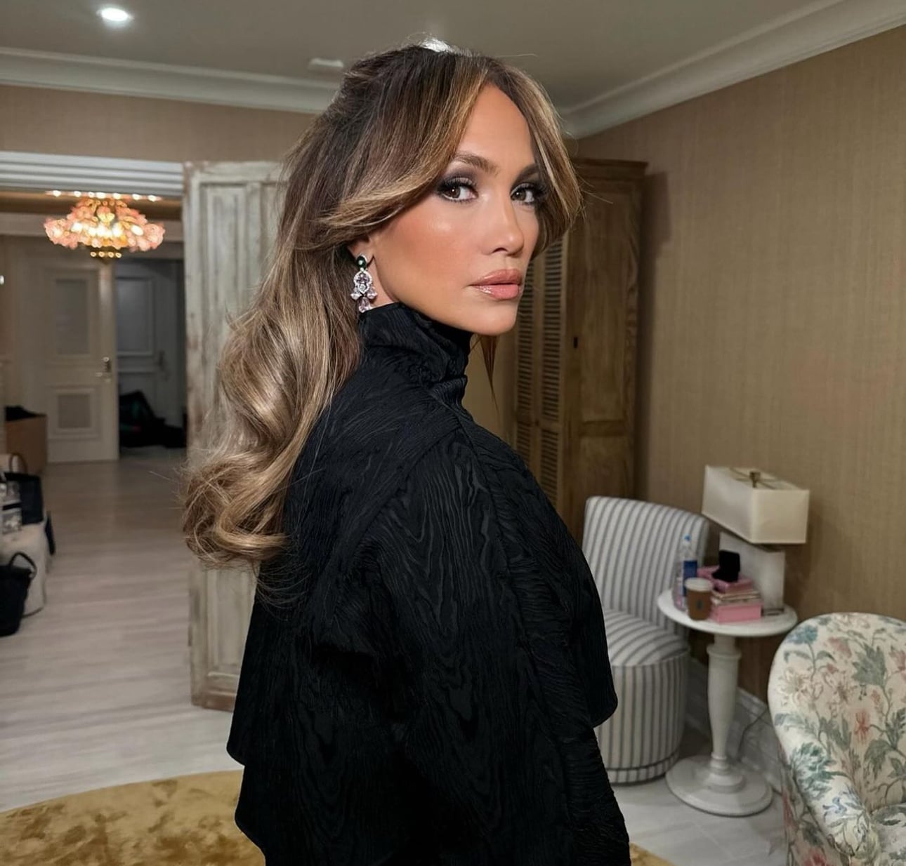 Mid-Back Voluminous Waves With Balayage Mid-Back Voluminous Waves With Balayage — Classy Latina Hairstyles