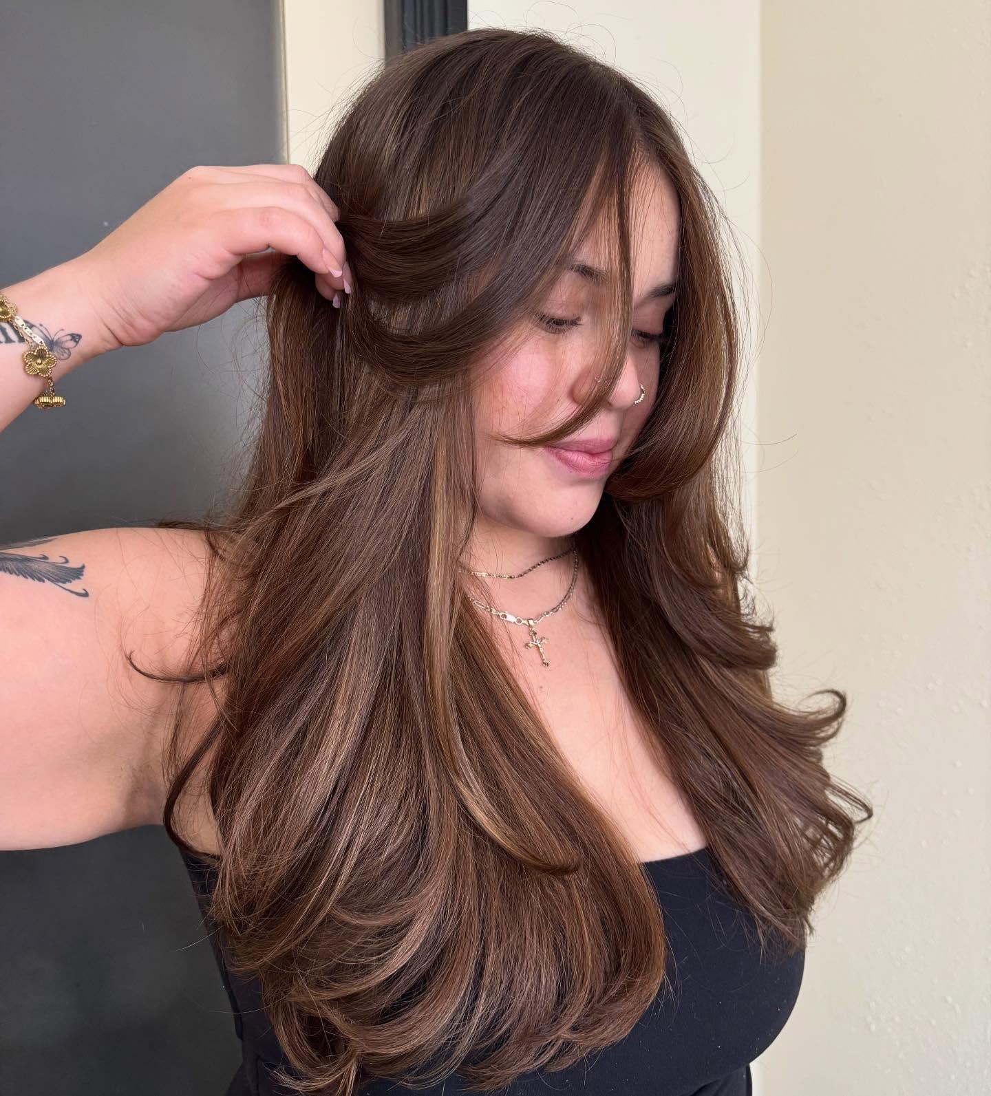 Mid-Back Waves With Voluminous Curtain Bangs Mid-Back Waves With Voluminous Curtain Bangs — Classy Latina Hairstyles