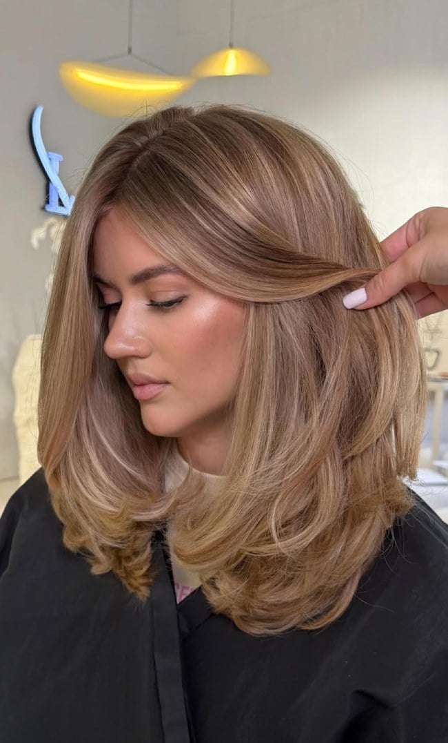 Collarbone Layers With Warm Beige Balayage — Classy Layered Haircuts for Medium Hair
