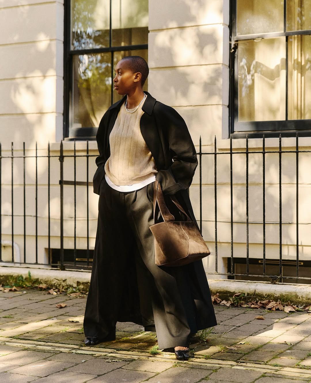 Oversized Black Trench With Knit Sweater And White T-shirt Oversized Black Trench With Knit Sweater And White T-shirt — Classy Layered Ideas