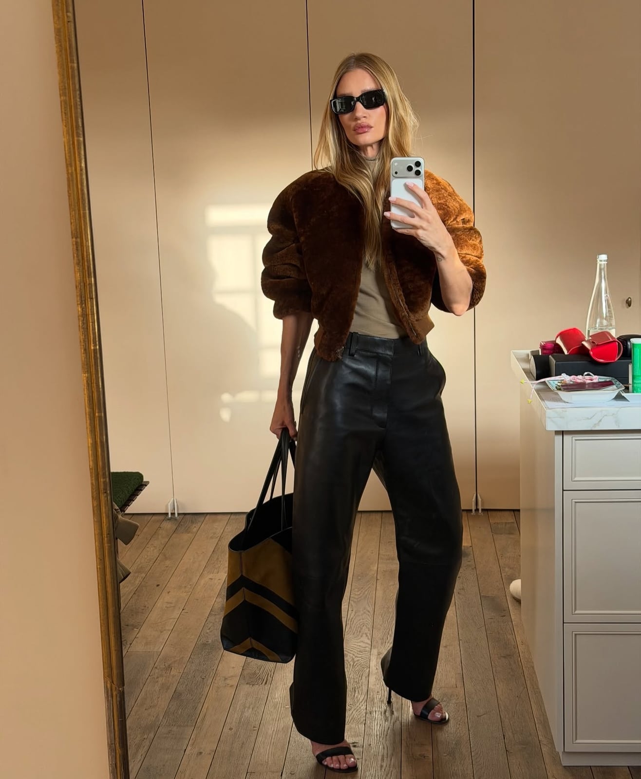 Black Leather Pants With Beige Turtleneck And Faux Fur Jacket Black Leather Pants With Beige Turtleneck And Faux Fur Jacket — Classy Leather Pants Outfits