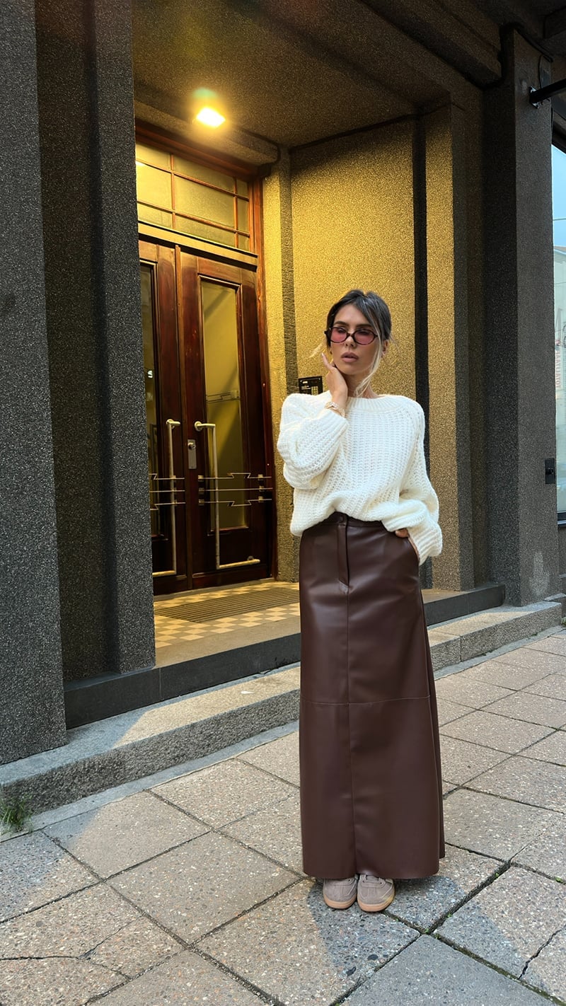 Brown Leather Maxi Skirt With Oversized Sweater Brown Leather Maxi Skirt With Oversized Sweater — Classy Leather Skirt Outfits