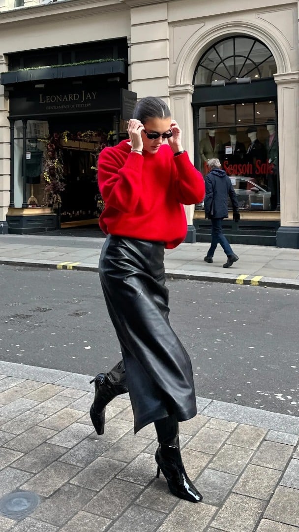 Black Leather Midi Skirt With Oversized Sweater Black Leather Midi Skirt With Oversized Sweater — Classy Leather Skirt Outfits